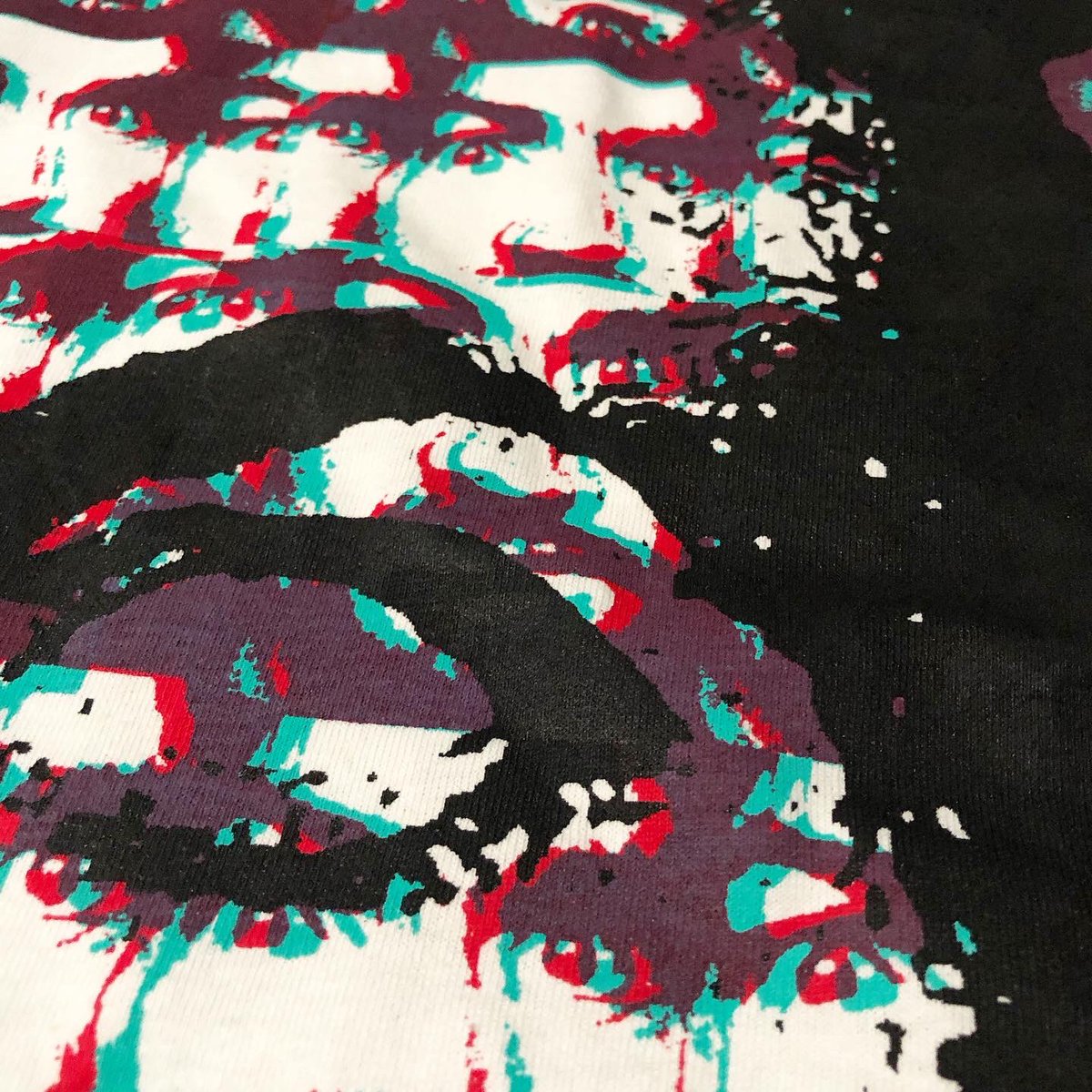 7010grind's tweet image. ラヴクラフトマンソンロンT完成❗️ #7010grindclothing 
購入はプロフィールへ☞
新品
gildanロングスリーブ白ボディ
サイズXL
着丈79cm身幅62cm
当店オリジナル商品
A2サイズ版使用

ラヴクラフトとマンソンの狂気が混ざって最狂となります