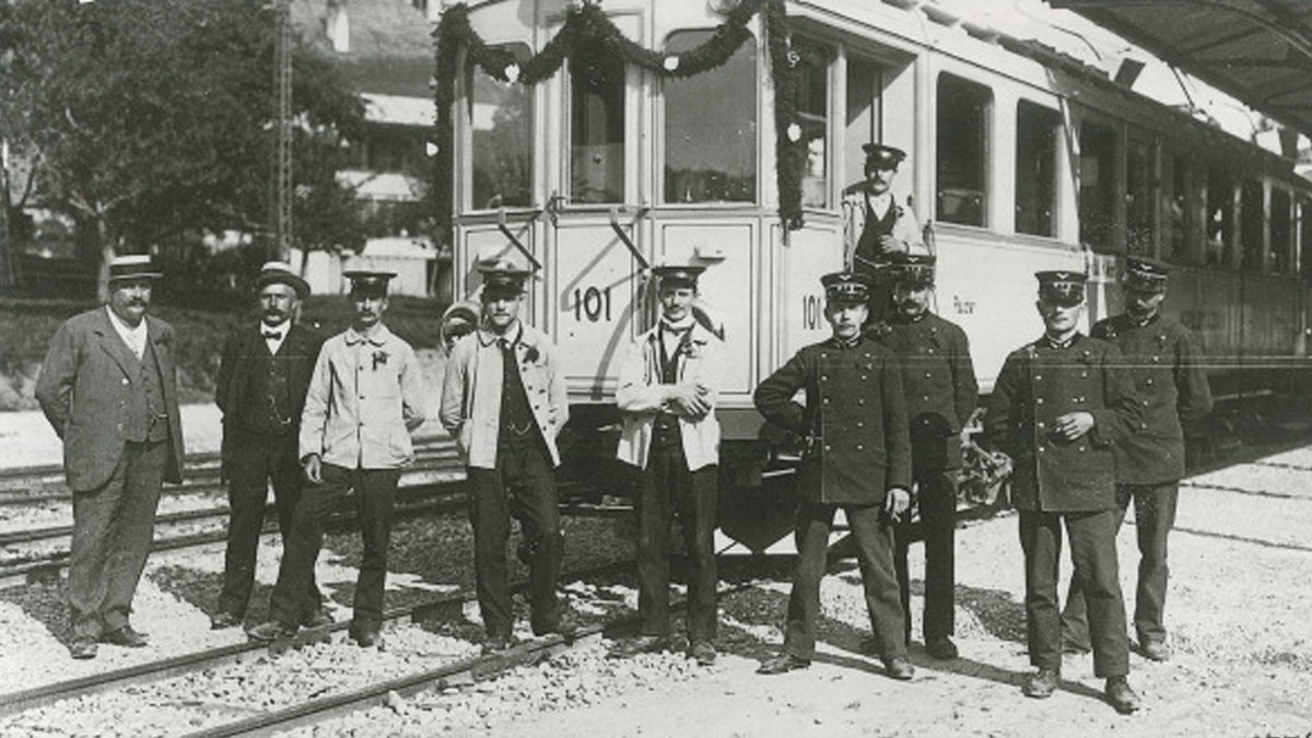 RBS_ch's tweet photo. Heute vor 110 Jahren, am 25. August 1913, nahm die Worblentalbahn mit täglich elf durchgehenden Zugpaaren ihren regelmässigen Betrieb auf. 2023 sind täglich bis zu 71 Zugspaare zwischen Worb Dorf und Bern unterwegs. Erfahre mehr über den Start: https://t.co/S0E12xiRev https://t.co/6XppjbLonp