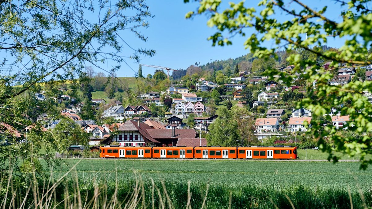 Heute vor 110 Jahren, am 25. August 1913, nahm die Worblentalbahn mit täglich elf durchgehenden Zugpaaren ihren regelmässigen Betrieb auf. 2023 sind täglich bis zu 71 Zugspaare zwischen Worb Dorf und Bern unterwegs. Erfahre mehr über den Start: rbs.ch/worblentalbahn