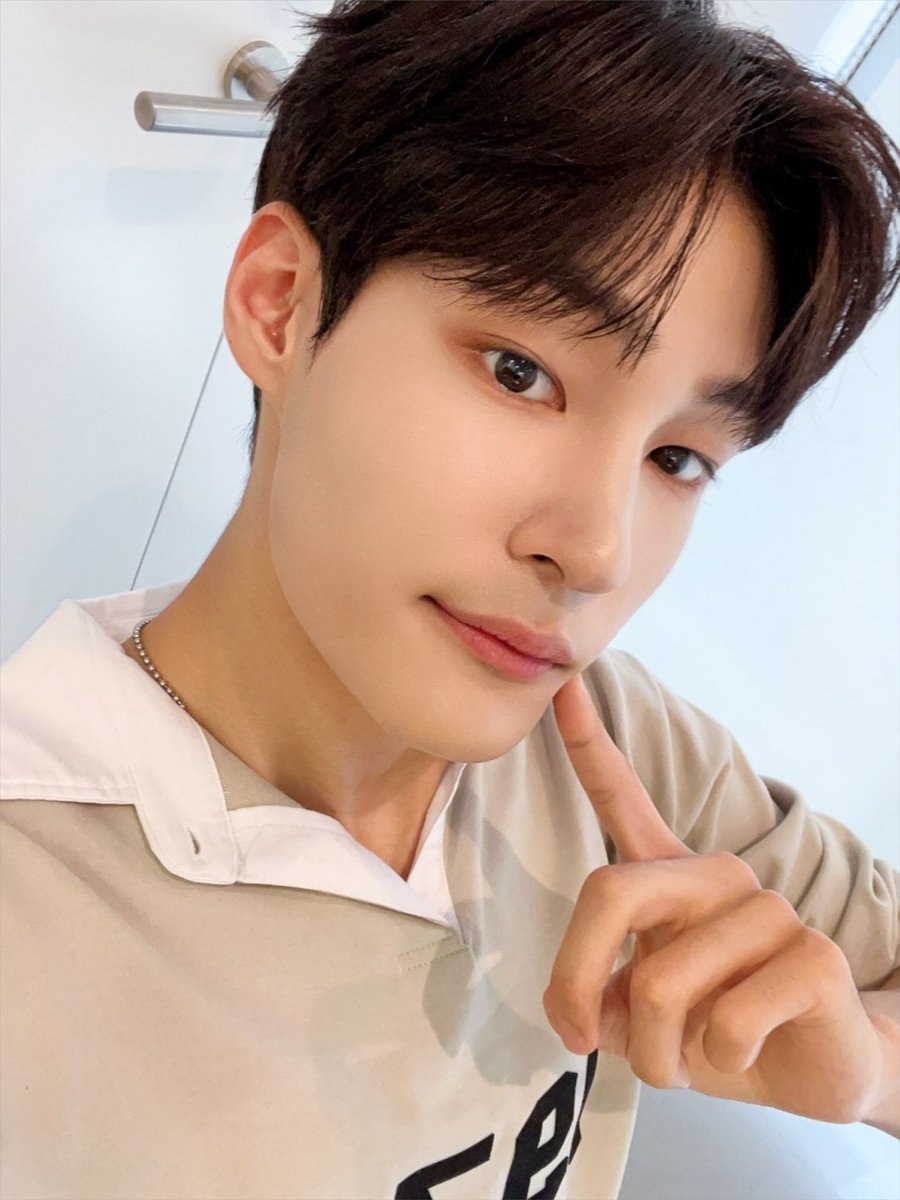 tan__official_'s tweet photo. [#태훈] 🐣 난 병아리가 아니라 호랑이라구 🐯

#티에이엔 #TAN https://t.co/WsW5hz4JFo