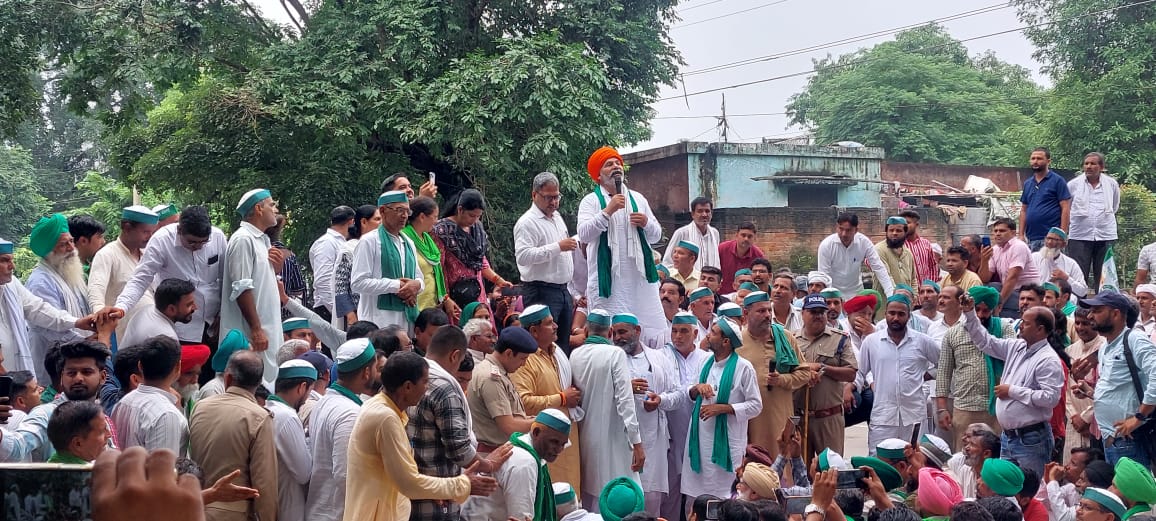 RakeshTikaitBKU's tweet photo. उत्तराखंड के जनपद हरिद्वार स्थित रुड़की तहसील परिसर में आयोजित किसान-मजदूर महापंचायत में हिस्सा लिया।
बाढ़ से बर्बाद हुई फसले,एमएसपी गारंटी कानून,बकाया गन्ना भुगतान और गन्ना मूल्य वृद्धि सहित सभी लंबित मांगों को लेकर पूरे देश का किसान एक बड़े आंदोलन का आगाज देश में करेगा।
@ANI https://t.co/zKW6nCq5mk