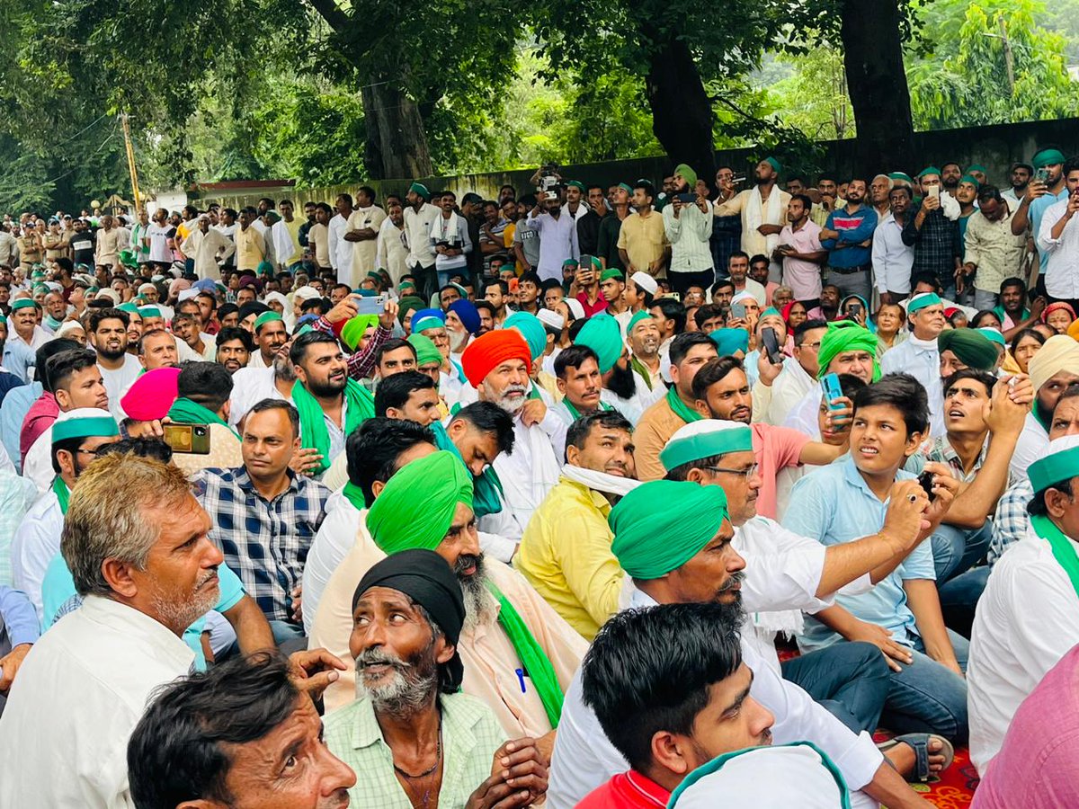 RakeshTikaitBKU's tweet photo. उत्तराखंड के जनपद हरिद्वार स्थित रुड़की तहसील परिसर में आयोजित किसान-मजदूर महापंचायत में हिस्सा लिया।
बाढ़ से बर्बाद हुई फसले,एमएसपी गारंटी कानून,बकाया गन्ना भुगतान और गन्ना मूल्य वृद्धि सहित सभी लंबित मांगों को लेकर पूरे देश का किसान एक बड़े आंदोलन का आगाज देश में करेगा।
@ANI https://t.co/zKW6nCq5mk