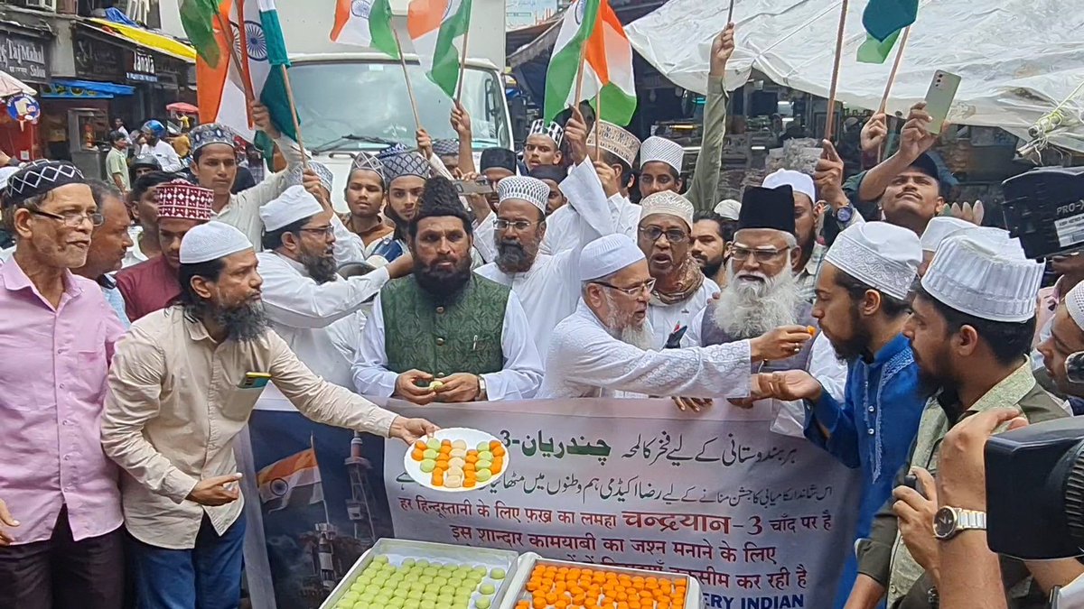 razaacademyho's tweet photo. The moment of pride for every Indian
Chandrayan - 3 is on the moon
To celebrate this remarkable achievement
#RazaAcademy distributed sweets among fellow citizens
Thursday 24th Aug. 2023
outside Minara Masjid, 
Mohammed Ali Road, 
Mumbai - 3
#Chandrayaan3Success
#Chandrayaan3
#Chandrayaan3Landing 
#Chandrayaan3Mission