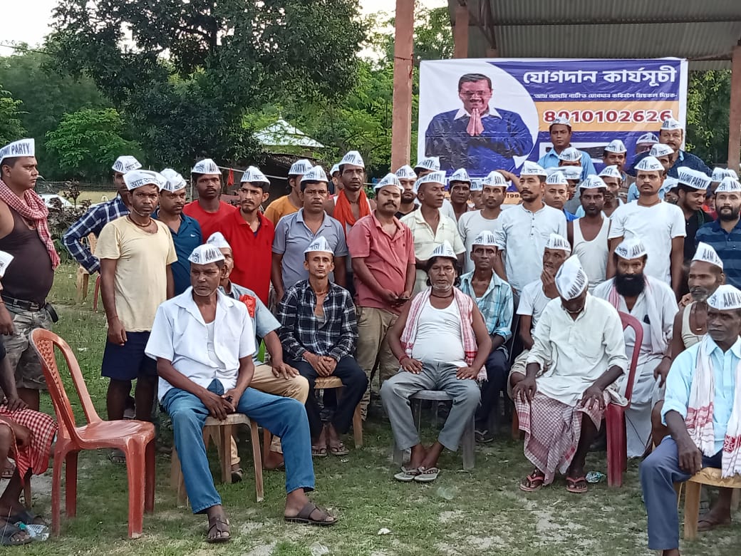 AAP4Assam's tweet photo. আজি ধেমাজি জিলাৰ গোগামুখ কাসুতলি পঞ্চায়তত অৰ্ধ শতাধিক জনতাই অৰবিন্দ কেজৰীৱাল ডাঙৰীয়াৰ আদৰ্শৰ প্ৰতি আকৰ্ষিত হৈ "আম আদমি পাৰ্টী"ত যোগদান কৰে।
সকলোকে আপৰ পৰিয়াল লৈ স্বাগতম জনাইছোঁ৷
#AAP4Assam #JoinAAPAssam https://t.co/lUZSSBoU23