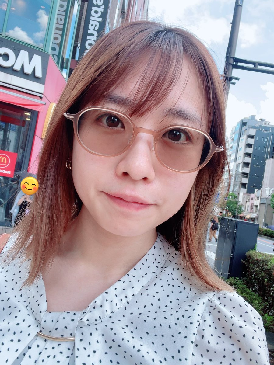 pinpin_maruko's tweet photo. 本日かけていたNEWメガネが、
『まるこ便利オブザイヤー2023』を受賞致しました!
調光レンズで作ったメガネなので、紫外線を浴びるとブラウンのサングラスになって、室内戻るとただのメガネになるんだよ😳
調光レンズというものをこないだ初めて知ったので目から鱗でした👍
#TITANIKA
#YCONCEPT https://t.co/U1D9VcckcD