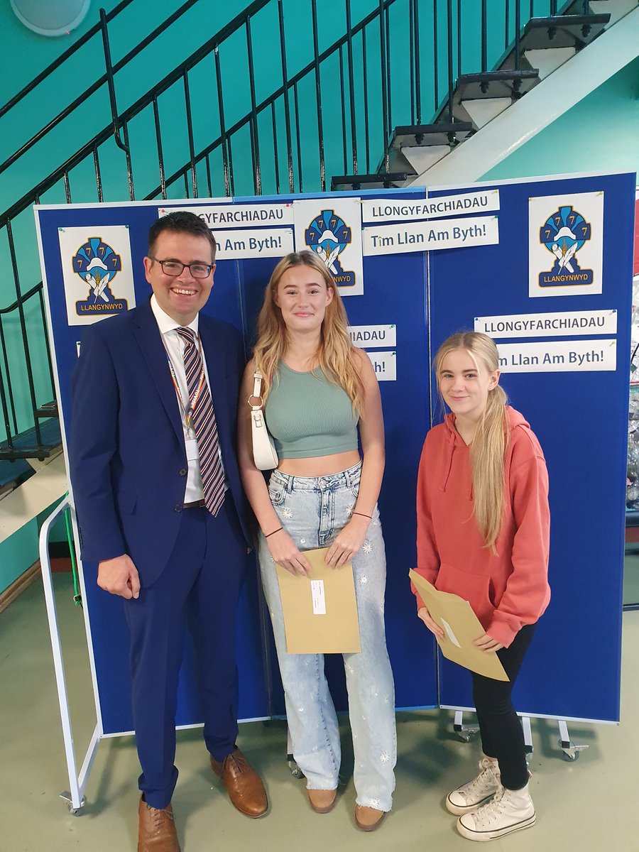 yggllangynwyd's tweet photo. Diolch @HuwJDavidCC am ddod i'r ysgol i ddathlu canlyniadau gwych ein dysgwyr blwyddyn 11 bore yma!
Thank you @HuwJDavidCC for coming to celebrate our year 11 learners fantastic results this morning!
@BridgendCBC @CBSPenybont 
#TîmLlan https://t.co/lVWO4C4y6u
