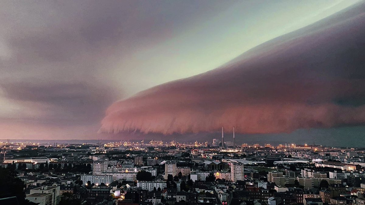 📸 Impressionnante cette photo prise ce matin au #Havre ⛈️⚡️ #orages