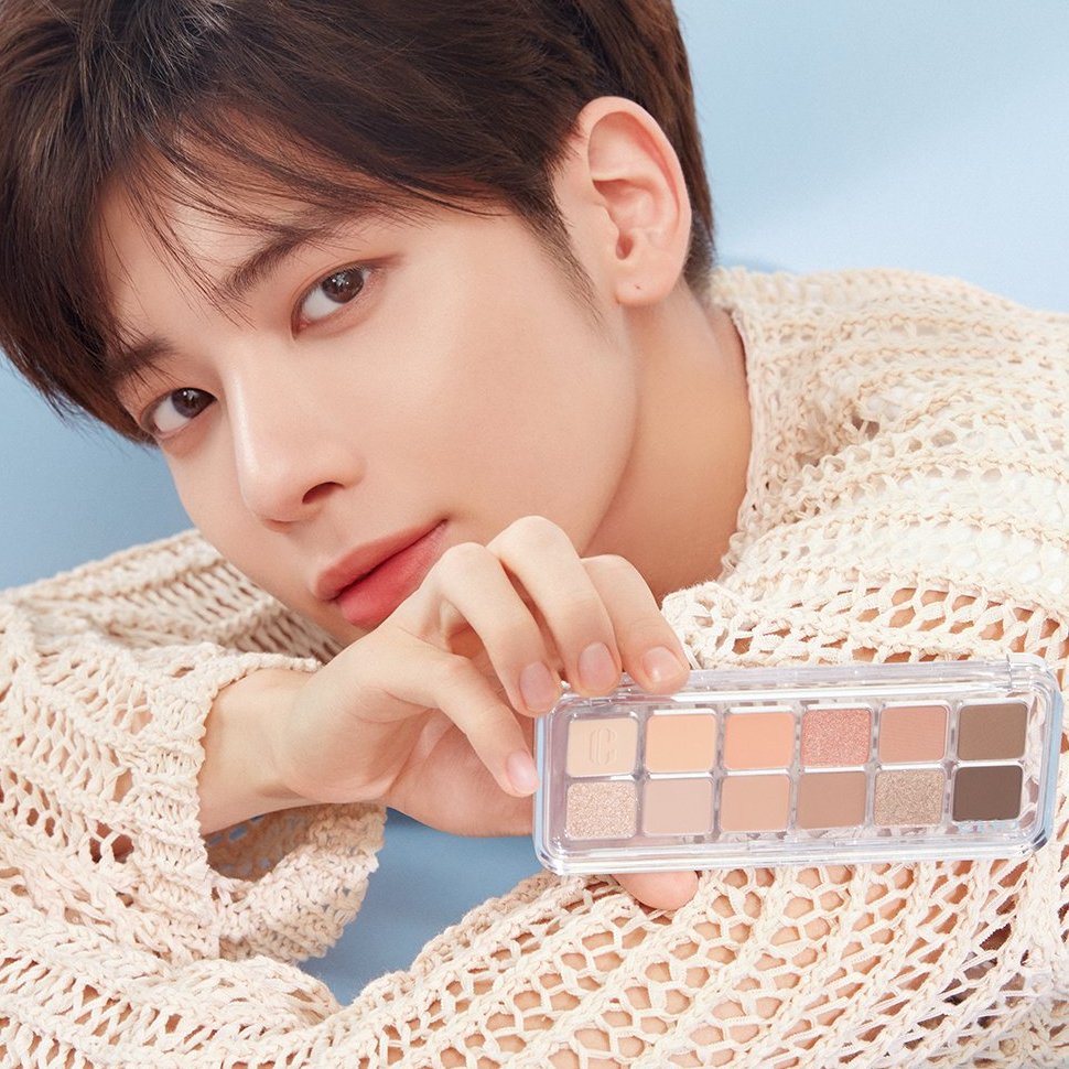 - 깨끗하고 색이 예쁜 단정한 손톱
- 쌍꺼풀 애굣살 눈동자 더 이상 더할 게 없는 완벽한 눈
- 동그란 귓바퀴 작고 선명한 하트 모양 귀
- 🥰