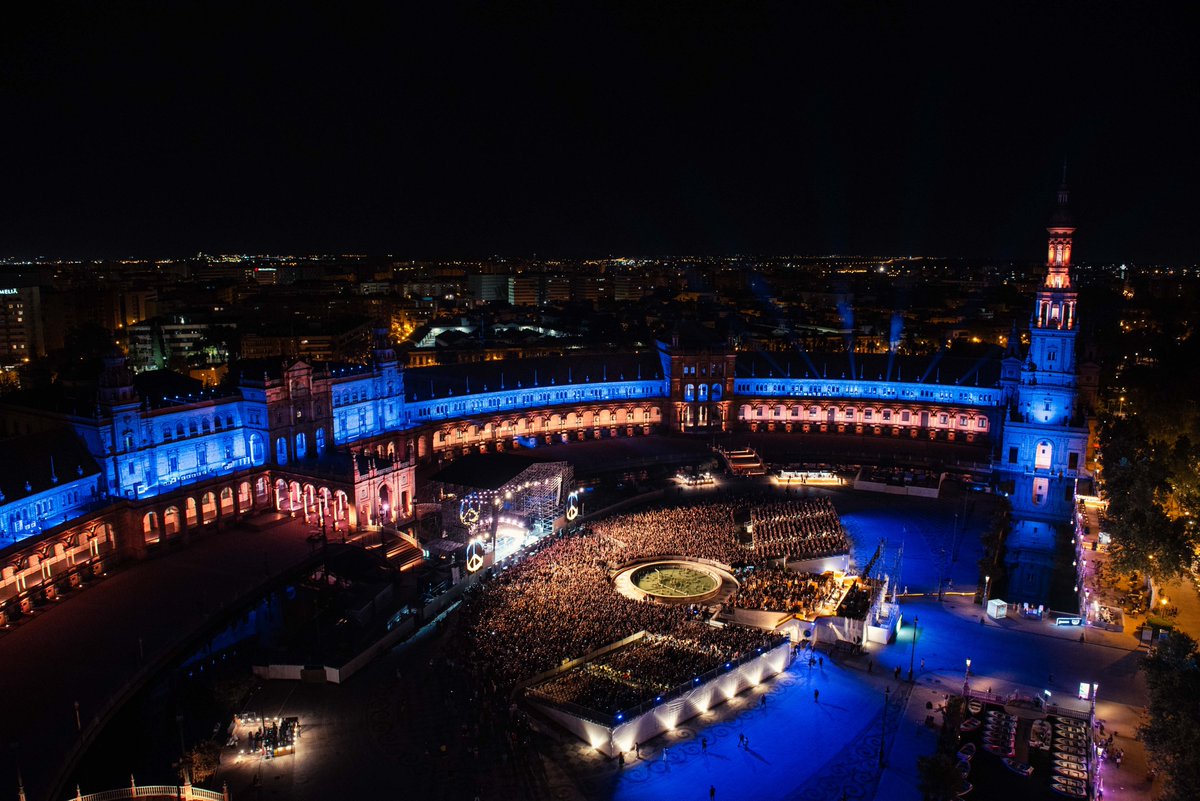 Muy famosa, muy desconocida y MUY ICÓNICA.
No podíamos haber tenido MÁS SUERTE al nacer y crecer como Festival en la mejor ciudad.
Sevilla nos acoge como a uno de los eventos más relevantes y nosotros en cada edición nos enamoramos más de la Plaza de España.
📸 @mauribufoto
