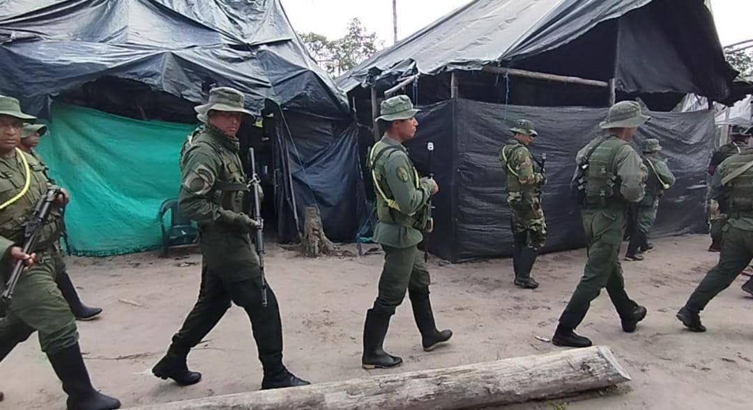 dhernandezlarez's tweet photo. En las últimas 48 horas #FANB ha tomado 5 minas de extracción ilegal depredadora en la cima del Cerro yapacana, las mismas pasarán por 3 etapas bien definidas con el apoyo de los organismos competentes: desmantelamiento material y evacuación humana, limpieza y reforestación.

#IntegrarEsVencer