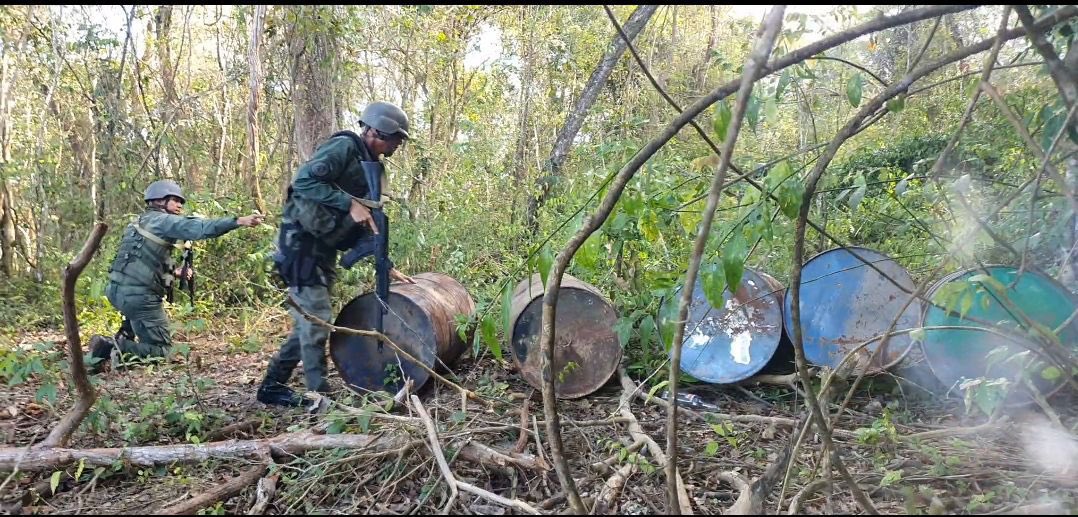 dhernandezlarez's tweet photo. En las últimas 48 horas #FANB ha tomado 5 minas de extracción ilegal depredadora en la cima del Cerro yapacana, las mismas pasarán por 3 etapas bien definidas con el apoyo de los organismos competentes: desmantelamiento material y evacuación humana, limpieza y reforestación.

#IntegrarEsVencer