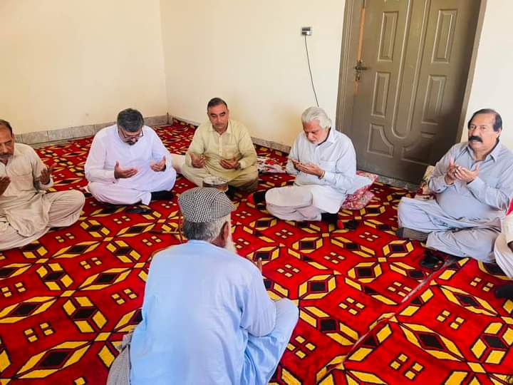 Haroon62257's tweet photo. #مرشدجی  پیر طارق یعقوب رضوی EX MPA (PMLN) اپنے انتخابی حلقے میں فاتحہ خوانی کرتے ہوئے 
#مسلم_لیگ_ن_الے
#MPA 
#PP66 
@NawazSharifMNS 
@MaryamNSharif 
@CMShehbaz 
@styr68 
@Haroon62257 
@Mangat_1 
@Janjuap66 
@ahmad96709 https://t.co/qwYnCrvAdb