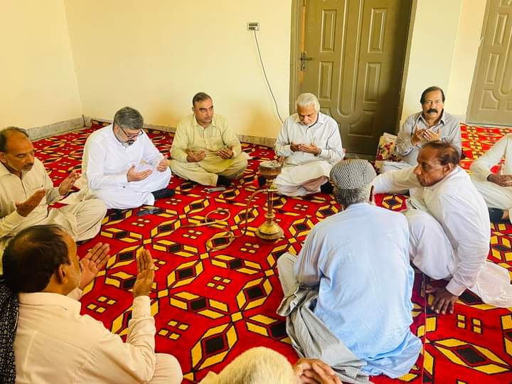 Haroon62257's tweet photo. #مرشدجی  پیر طارق یعقوب رضوی EX MPA (PMLN) اپنے انتخابی حلقے میں فاتحہ خوانی کرتے ہوئے 
#مسلم_لیگ_ن_الے
#MPA 
#PP66 
@NawazSharifMNS 
@MaryamNSharif 
@CMShehbaz 
@styr68 
@Haroon62257 
@Mangat_1 
@Janjuap66 
@ahmad96709 https://t.co/qwYnCrvAdb