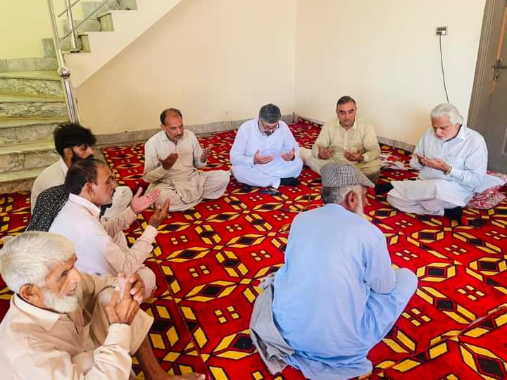 Haroon62257's tweet photo. #مرشدجی  پیر طارق یعقوب رضوی EX MPA (PMLN) اپنے انتخابی حلقے میں فاتحہ خوانی کرتے ہوئے 
#مسلم_لیگ_ن_الے
#MPA 
#PP66 
@NawazSharifMNS 
@MaryamNSharif 
@CMShehbaz 
@styr68 
@Haroon62257 
@Mangat_1 
@Janjuap66 
@ahmad96709 https://t.co/qwYnCrvAdb