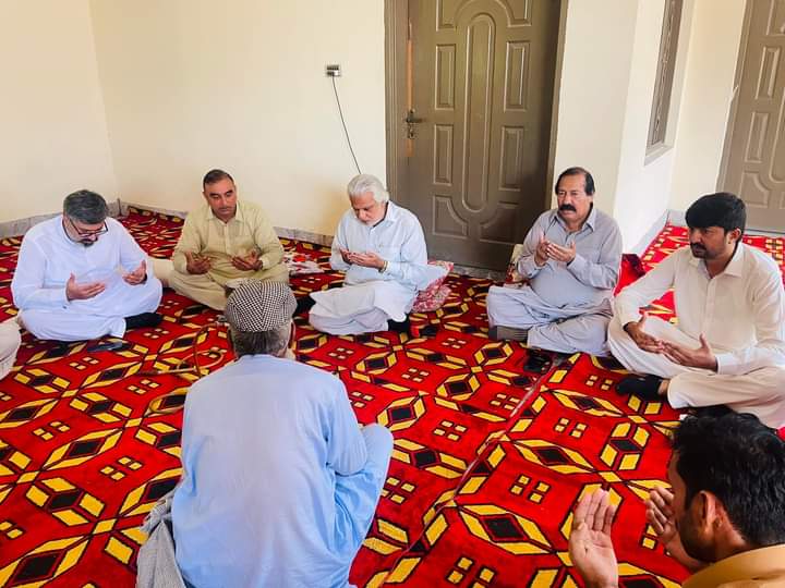 Haroon62257's tweet photo. #مرشدجی  پیر طارق یعقوب رضوی EX MPA (PMLN) اپنے انتخابی حلقے میں فاتحہ خوانی کرتے ہوئے 
#مسلم_لیگ_ن_الے
#MPA 
#PP66 
@NawazSharifMNS 
@MaryamNSharif 
@CMShehbaz 
@styr68 
@Haroon62257 
@Mangat_1 
@Janjuap66 
@ahmad96709 https://t.co/qwYnCrvAdb