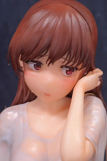 白目強すぎると目を見開いてる人みたいになるので、明るいグレーで塗ったうえで外周はグレーで塗り、下まぶた側は赤味も混ぜたりしてます。