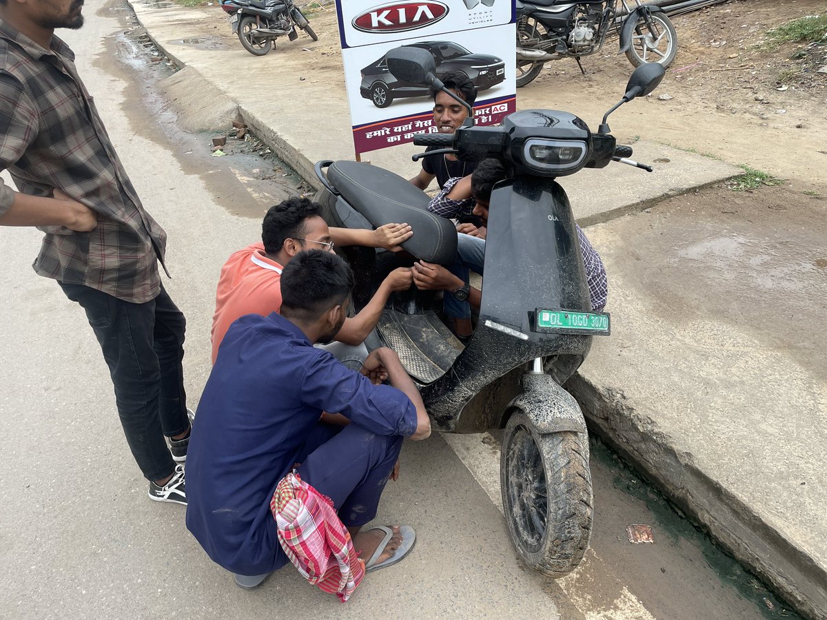 Ameesroy's tweet photo. I am not able toh ride the my only is not good product i Waste my money on the brand there are customer support is not well they ask money for maine things its your fault your scooter is off in maine road i waiting for help 2hr but they said go the service center https://t.co/I96EJggm6v