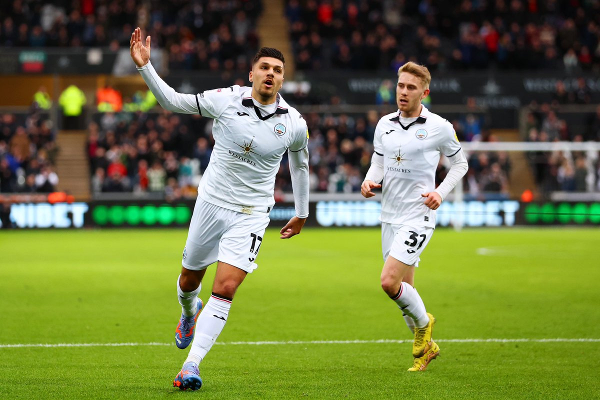 Joel Piroe, on his way to medical tests at Leeds United — deal agreed between clubs with Swansea ⚪️🇳🇱 #LUFC

All parties expect deal to be signed by the end of the week.