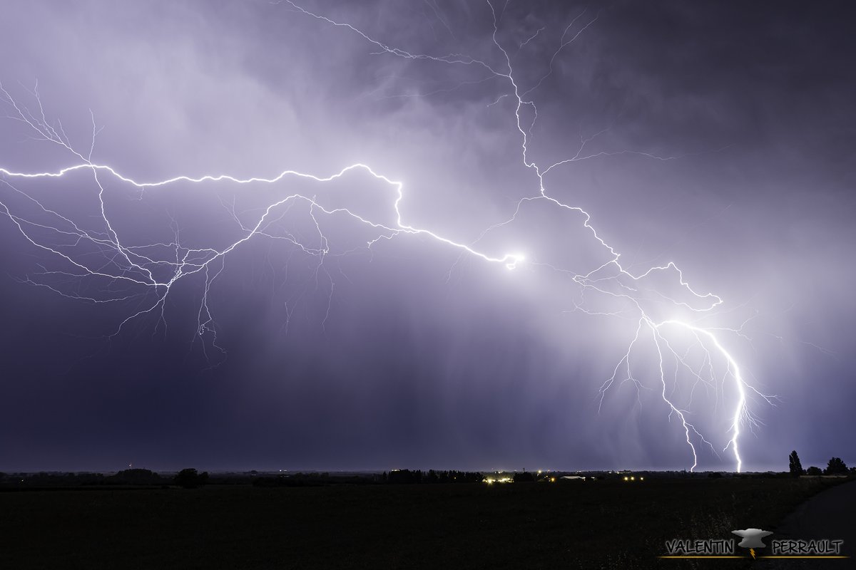 Troospea's tweet photo. ⚡️ Impacts de foudre sur Marans (17) depuis les hauteurs de l'Île d'Elle (85) ce 24/08/2023 peu avant 06h00. #Vendée #CharenteMaritime https://t.co/bWktN4ui3a