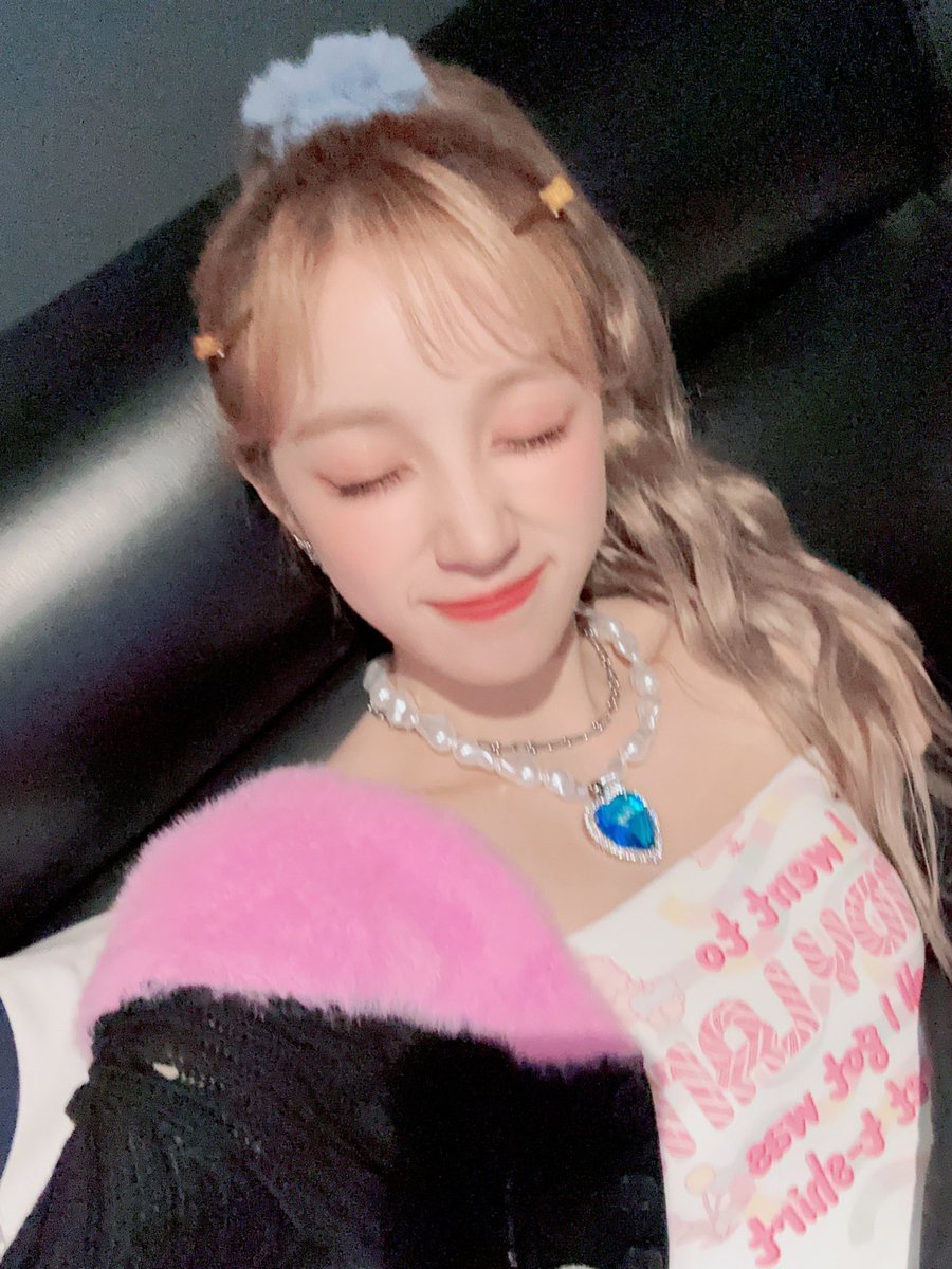 newangelzzz's tweet photo. #YUQI posts from today #bubble #parfum #Valentino #donna #bornin #Roma ✨💜❤ https://t.co/Hyj3GivNgq