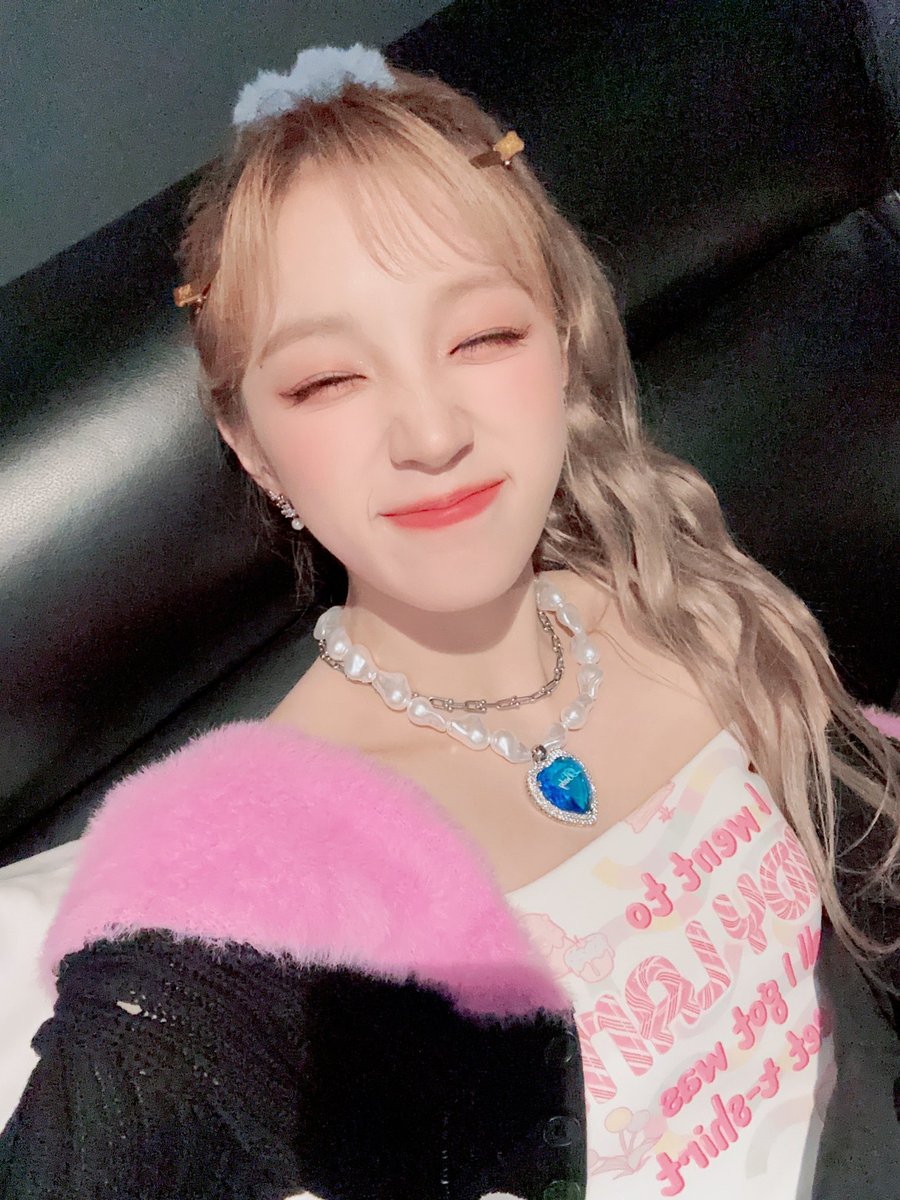 newangelzzz's tweet photo. #YUQI posts from today #bubble #parfum #Valentino #donna #bornin #Roma ✨💜❤ https://t.co/Hyj3GivNgq