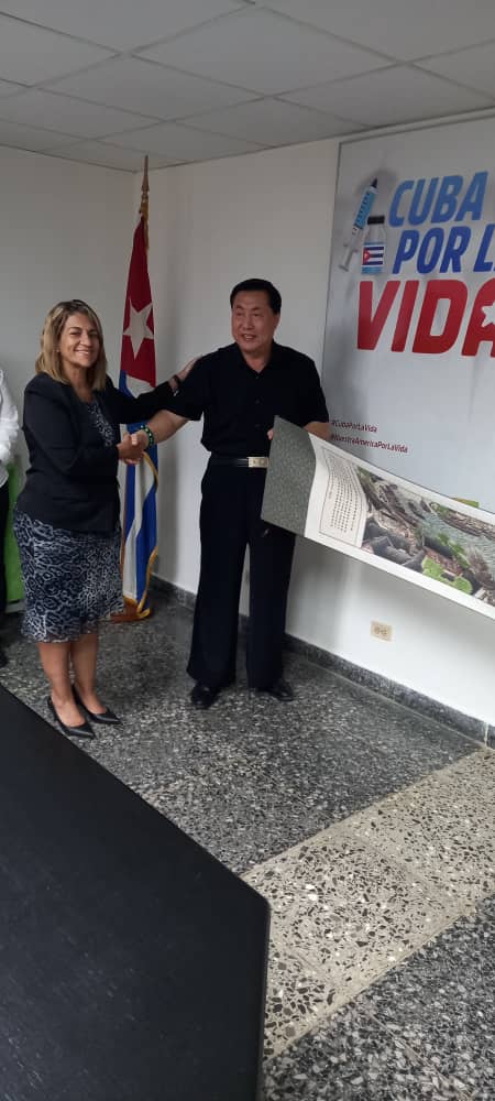 MINSAPCuba's tweet photo. Viceministra primera de Salud, Dra. Tania Margarita Cruz Hernández, en la sede del @MINSAPCuba, sostuvo fraternal 🤝🏻encuentro con el Dr. Sun Jianzhong, presidente y rector de la Universidad de Estudios Internacionales de Hebei🇨🇳. 

#CubaPorLaVida 🇨🇺

Abrimos hilo🧵 https://t.co/MFVxE4EVUA