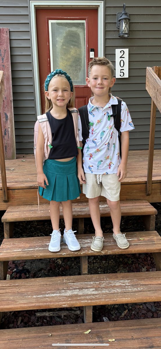 kisatweed's tweet photo. 1st &amp; 2nd day VIBEZZZ #newschoolyear #firstdayofschool https://t.co/w4x1xQDyrh