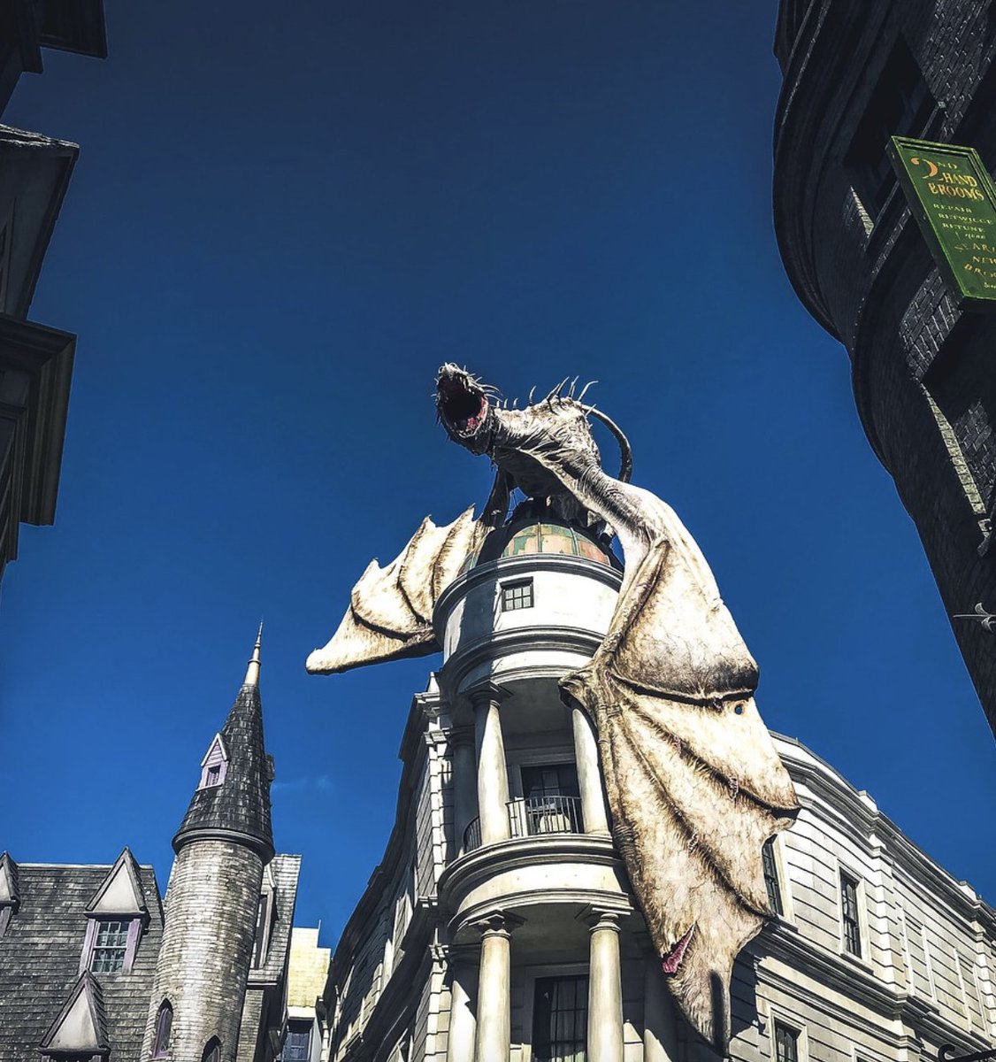 DONDEIRweb's tweet photo. ¡El mundo mágico de Harry Potter llega a Toluca con el Callejón Diagon! 🪄 Estará Ollivanders, el Caldero Chorreante, Sortilegios Weasley y mucho más 🧙🏻 https://t.co/EvDaE57fGi https://t.co/0td9Hq5uyY