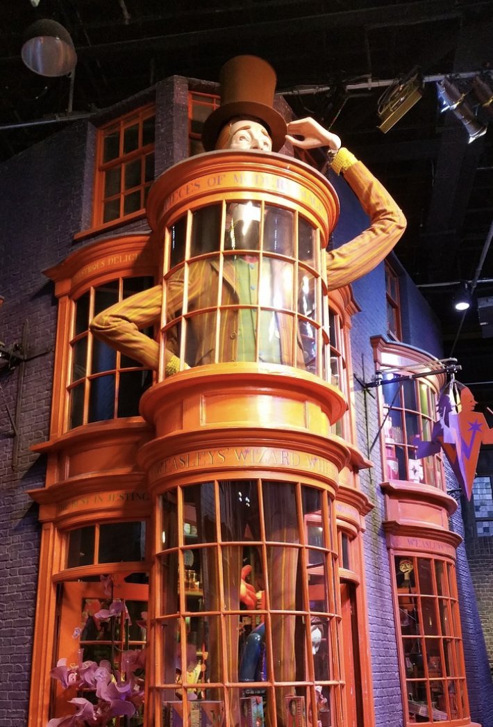 DONDEIRweb's tweet photo. ¡El mundo mágico de Harry Potter llega a Toluca con el Callejón Diagon! 🪄 Estará Ollivanders, el Caldero Chorreante, Sortilegios Weasley y mucho más 🧙🏻 https://t.co/EvDaE57fGi https://t.co/0td9Hq5uyY