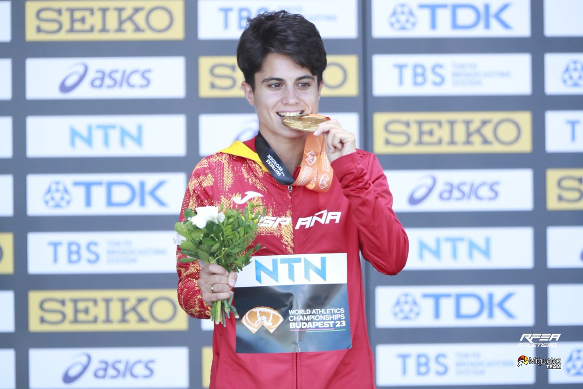 𝗟𝗮 𝗠𝗮𝗿𝗰𝗵𝗮 𝗠𝘂𝗻𝗱𝗶𝗮𝗹 𝗵𝗮𝗯𝗹𝗮 🇪🇸 

35 km marcha
🥇<a href="/Alvaroatletismo/">Álvaro Martín Uriol</a> 🥇<a href="/garciaperezmari/">María Pérez OLY</a>

Nos rendimos a los👑👑 #WorldAthleticsChamps 

Jamás un mismo país había copado los 4🥇en marcha

#EspañaAtletismo➡️en Mundiales

 🥇1⃣1⃣🥈1⃣6⃣🥉1⃣8⃣ = 4⃣5⃣ 

 #PasiónPorCompetir
