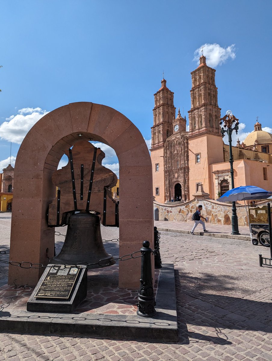En #DoloresHidalgo, #Guanajuato, la madrugada del 16 de septiembre de 1810 Miguel Hidalgo y Costilla tocó las campanas de la iglesia de su pequeña parroquia y convocó a todo el pueblo para alzarse en armas contra el gobierno virreinal con lo que se conoce como el #GritodeDolores.