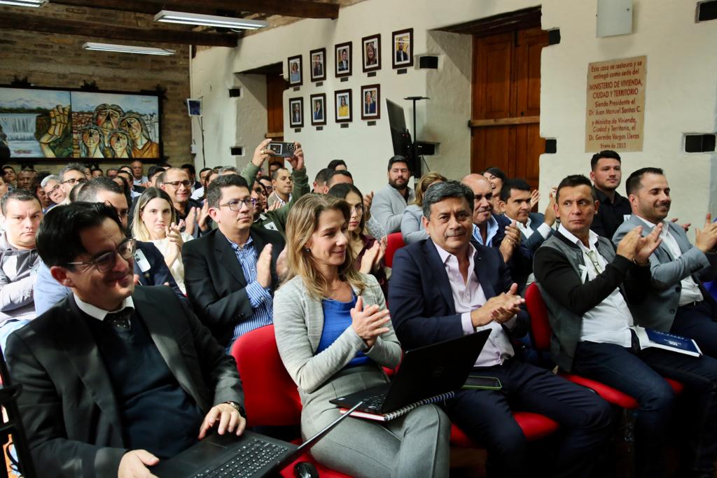 Minvivienda's tweet photo. Iniciamos seguimiento a 87 proyectos de agua potable y saneamiento básico, y convocamos a veedurías ciudadanas en los 24 departamentos donde se ejecutarán. Se podrán inscribir a partir del 1.° de septiembre en https://t.co/nADDOu9oEN

Nota en:
https://t.co/6VIJxpiKB1 https://t.co/EvgkEUu4YN