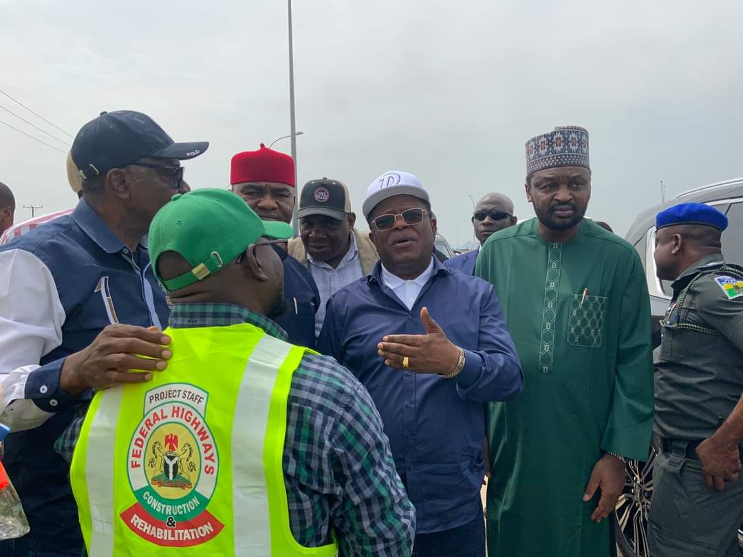 jarmari01's tweet photo. The Bulldozer is here.
HM Dave Umahi, the Director, Highways Construction and Rehabilitation, Engr Folorunso B. Esan, and other staff of the ministry at the inspection of Abuja-Kaduna-Kano Road, Section I, Abuja - Kaduna Today, 24th August, 2023.
#GovtAtWorkNG #FGAtWork https://t.co/rKJdTrC2K0
