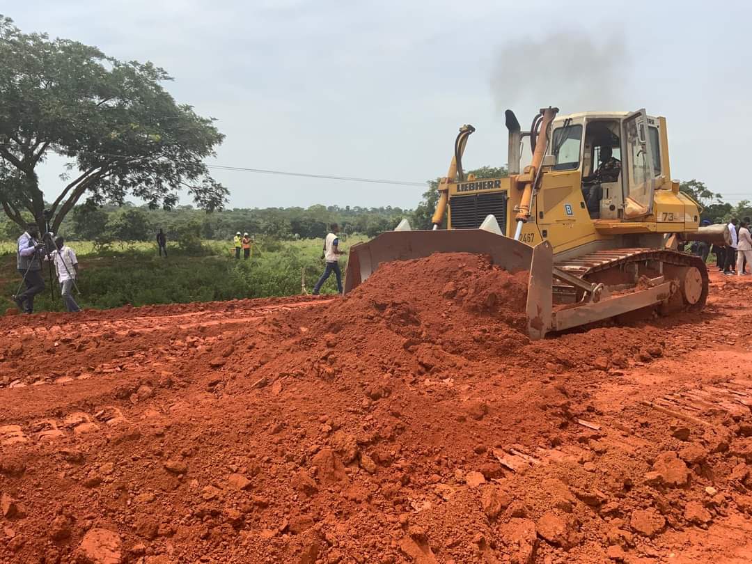 jarmari01's tweet photo. The Bulldozer is here.
HM Dave Umahi, the Director, Highways Construction and Rehabilitation, Engr Folorunso B. Esan, and other staff of the ministry at the inspection of Abuja-Kaduna-Kano Road, Section I, Abuja - Kaduna Today, 24th August, 2023.
#GovtAtWorkNG #FGAtWork https://t.co/rKJdTrC2K0