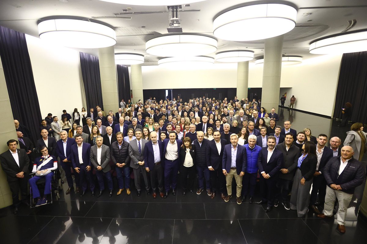 PatoBullrich's tweet photo. LE EXIGIMOS AL KIRCHNERISMO QUE CUIDE A LOS ARGENTINOS

Convoqué al equipo nacional de Juntos por el Cambio y analizamos la situación de crisis y desgobierno actual.
Para sacar la Argentina adelante, se necesita mucha decisión y coraje para hacer cumplir la ley. En unidad y con firmeza vamos a ordenar el país y terminar con las mafias, los narcos y el uso de la pobreza para beneficio propio.