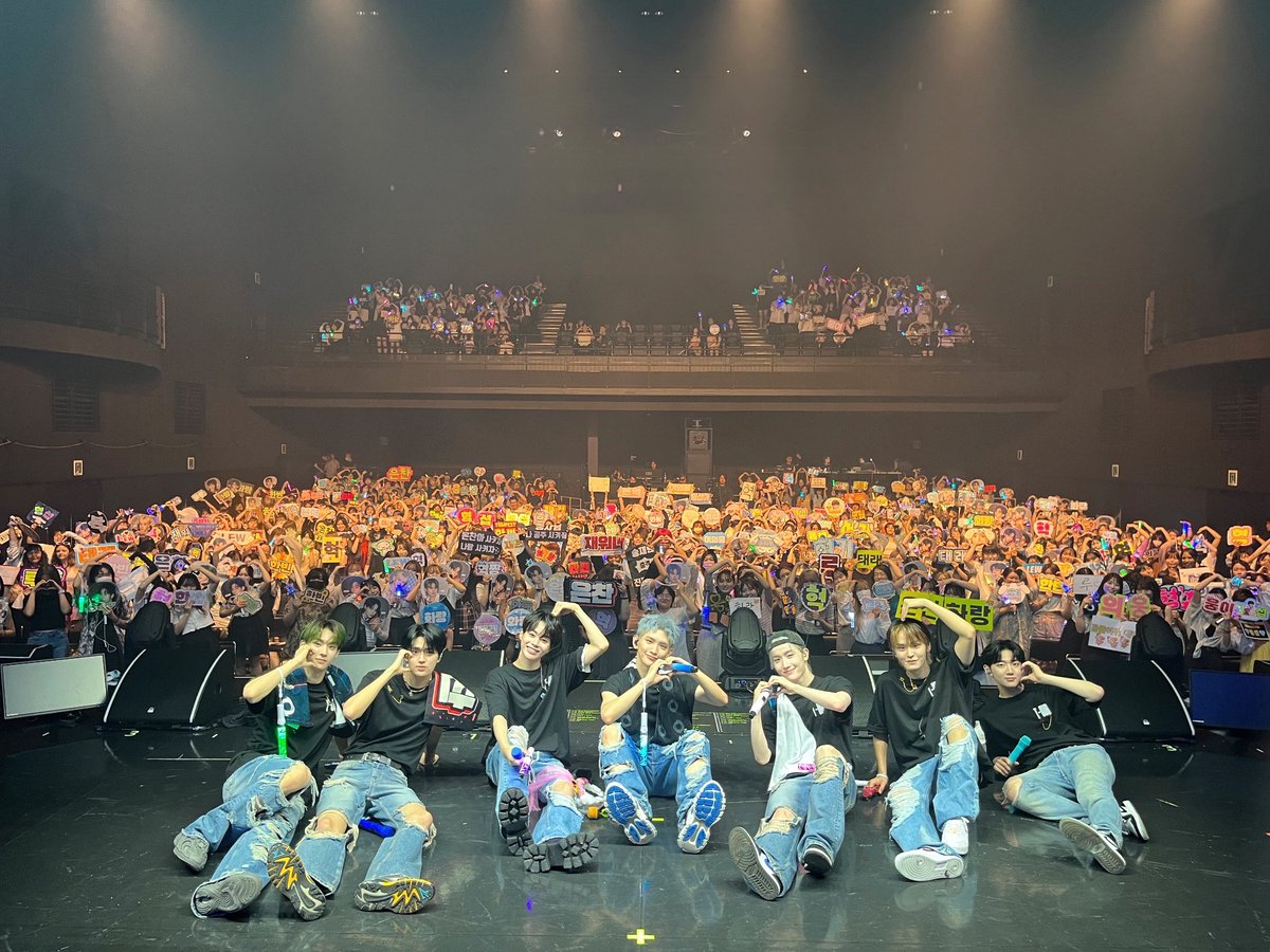 Vigigi__'s tweet photo. only first week and their sales seem so tanked 🤔

while Tempest sales are in line with their fans, I mean lots of JiE went to the concert today showing how organic the sales are.

I smell something fishy about the correlation between Everglow’s streams and sales, poor girls 🥲🤭 https://t.co/uBwy1rPJAm
