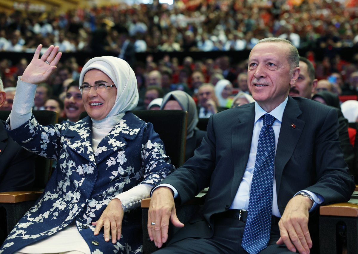 RTErdogan's tweet photo. Buradan, özellikle 14 ve 28 Mayıs seçimlerinde farklı tercihlerde bulunmuş tüm vatandaşlarıma şu samimi çağrıyı yapmak istiyorum.                                                                                                                                                       

Türkiye’nin tüm renklerini, tüm zenginliklerini temsil kabiliyetini haiz parti AK Parti’dir.

AK Parti bir Türkiye partisidir, 85 milyonun tamamının partisidir. Üye sayısı itibarıyla ülkemizin en büyük siyasi hareketiyiz.

Bizim nazarımızda her insan bir cihandır.

Hangi kökene, hayat tarzına, kültüre, gelire, statüye sahip olursa olsun tüm vatandaşlarımız değerlidir, hürmete ve hizmete layıktır.

Kalbi Türkiye için atan herkese kapımız da gönlümüz de sonuna kadar açıktır.

Bu çatı altında, yüreğinde millet ve memleket sevdası olan herkese yer olduğunu özellikle ifade etmek istiyorum.

Davetim 85 milyonun her bir ferdinedir.

Sadece seçmenine değil, hiçbir ayrım yapmadan 85 milyonun tamamına saygı duyan, hesap verebilir, hesap sorabileceğiniz bir parti ve ittifak arıyorsanız gelin siz de AK Parti ve Cumhur İttifakı’na katılın.

Size sürekli dayatmalarda bulunulmasından, her seçim öncesinde “tıpış tıpış oy vereceksiniz” denilmesinden rahatsızsanız gelin siz de AK Parti ailesinin üyesi olun.

“Hayat tarzı” diyerek size korku salıp koltuklarını korumaya çalışanlara gelin hep beraber esaslı bir ders verelim.

Neşet Ertaş “Size karşı haddi aşan, hududu geçen, küstahlaşanları altın olsa kesenizde, bal olsa kâsenizde tutmayın.” diyor.

Gelin, bizler de milleti kandırmaktan utanmayan, milletin tercilerine saygı duymayan bu kifayetsiz muhterisleri siyasette tutmayalım.

Eski Türkiye’nin bakiyesi bu arkaik ekibi hep birlikte emekliye sevk edelim.

14 ve 28 Mayıs seçim sonuçlarının sadece Türkiye Yüzyılı’na değil aynı zamanda Cumhuriyetimizin 100’üncü yılına yakışır bir muhalefet pratiğinin oluşması için çok önemli bir fırsat sunduğuna inanıyorum.

Toplumumuzun farklı kesimlerinden yükselen değişim taleplerinin böyle bir yeniliğe vesile olmasını temenni ediyoruz.