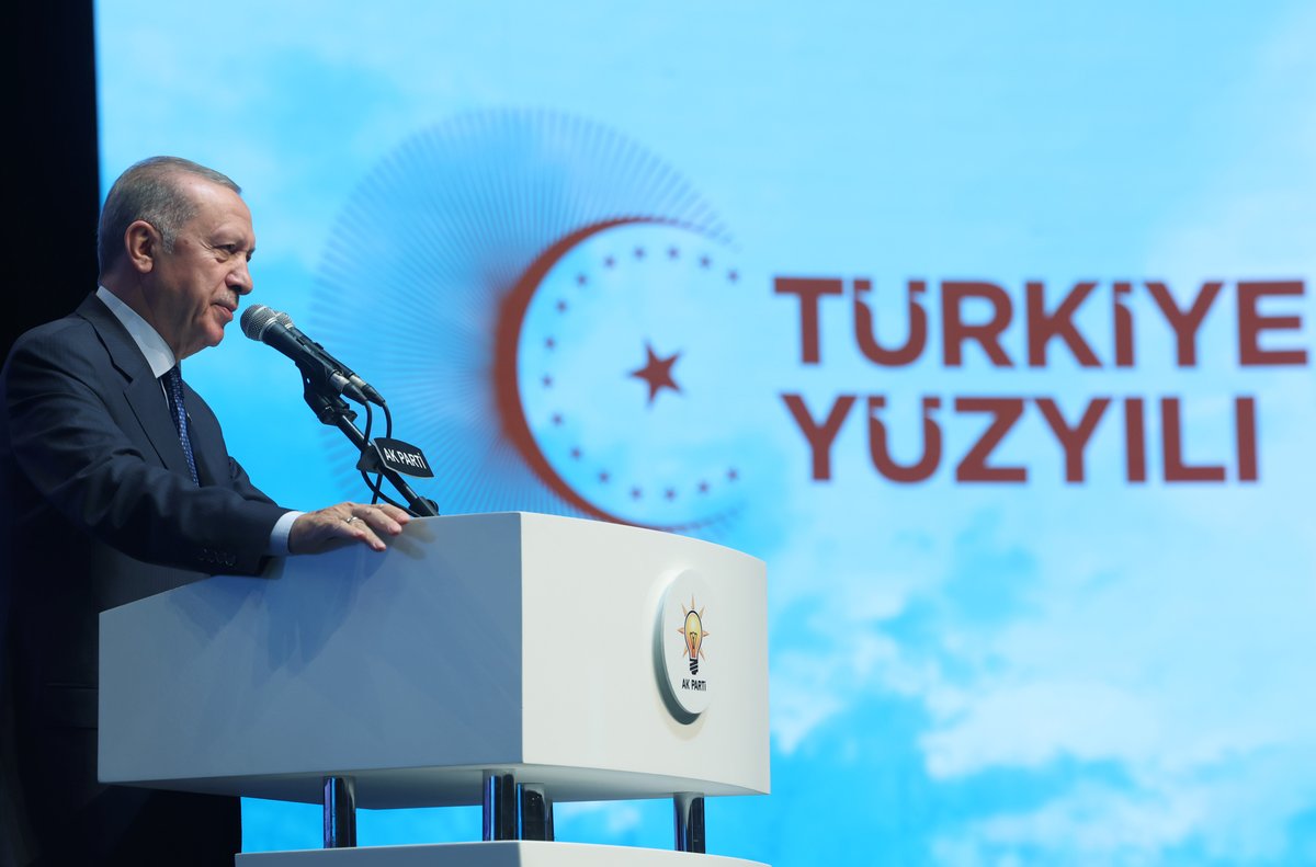 RTErdogan's tweet photo. Buradan, özellikle 14 ve 28 Mayıs seçimlerinde farklı tercihlerde bulunmuş tüm vatandaşlarıma şu samimi çağrıyı yapmak istiyorum.                                                                                                                                                       

Türkiye’nin tüm renklerini, tüm zenginliklerini temsil kabiliyetini haiz parti AK Parti’dir.

AK Parti bir Türkiye partisidir, 85 milyonun tamamının partisidir. Üye sayısı itibarıyla ülkemizin en büyük siyasi hareketiyiz.

Bizim nazarımızda her insan bir cihandır.

Hangi kökene, hayat tarzına, kültüre, gelire, statüye sahip olursa olsun tüm vatandaşlarımız değerlidir, hürmete ve hizmete layıktır.

Kalbi Türkiye için atan herkese kapımız da gönlümüz de sonuna kadar açıktır.

Bu çatı altında, yüreğinde millet ve memleket sevdası olan herkese yer olduğunu özellikle ifade etmek istiyorum.

Davetim 85 milyonun her bir ferdinedir.

Sadece seçmenine değil, hiçbir ayrım yapmadan 85 milyonun tamamına saygı duyan, hesap verebilir, hesap sorabileceğiniz bir parti ve ittifak arıyorsanız gelin siz de AK Parti ve Cumhur İttifakı’na katılın.

Size sürekli dayatmalarda bulunulmasından, her seçim öncesinde “tıpış tıpış oy vereceksiniz” denilmesinden rahatsızsanız gelin siz de AK Parti ailesinin üyesi olun.

“Hayat tarzı” diyerek size korku salıp koltuklarını korumaya çalışanlara gelin hep beraber esaslı bir ders verelim.

Neşet Ertaş “Size karşı haddi aşan, hududu geçen, küstahlaşanları altın olsa kesenizde, bal olsa kâsenizde tutmayın.” diyor.

Gelin, bizler de milleti kandırmaktan utanmayan, milletin tercilerine saygı duymayan bu kifayetsiz muhterisleri siyasette tutmayalım.

Eski Türkiye’nin bakiyesi bu arkaik ekibi hep birlikte emekliye sevk edelim.

14 ve 28 Mayıs seçim sonuçlarının sadece Türkiye Yüzyılı’na değil aynı zamanda Cumhuriyetimizin 100’üncü yılına yakışır bir muhalefet pratiğinin oluşması için çok önemli bir fırsat sunduğuna inanıyorum.

Toplumumuzun farklı kesimlerinden yükselen değişim taleplerinin böyle bir yeniliğe vesile olmasını temenni ediyoruz.