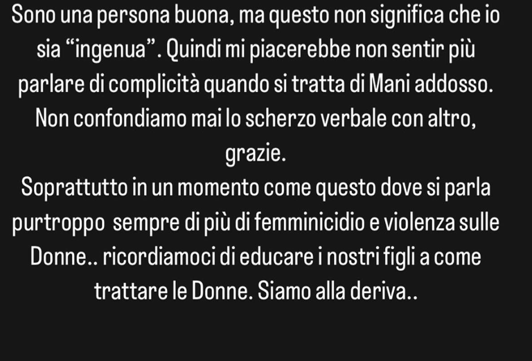 Memo Remigi torna a parlare della palpata che diede al sedere di Jessica Morlacchi, durante #OggièUnAltroGiorno.
'Era un gioco innocente compiuto con una persona consapevole, lei non ha fatto scenate né denunce'.

In basso, sullo sfondo nero, la risposta di Jessica Morlacchi 👇