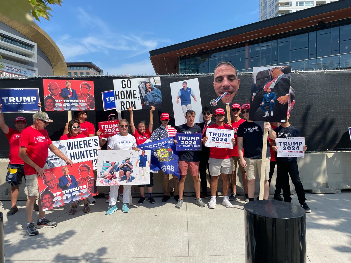 uchicagogop's tweet photo. 1 debate down, 15 months until our next Republican president! Thank you to @uchipolitics for the tickets; Steve had a great time at the debate! https://t.co/PuJ2irZZkh