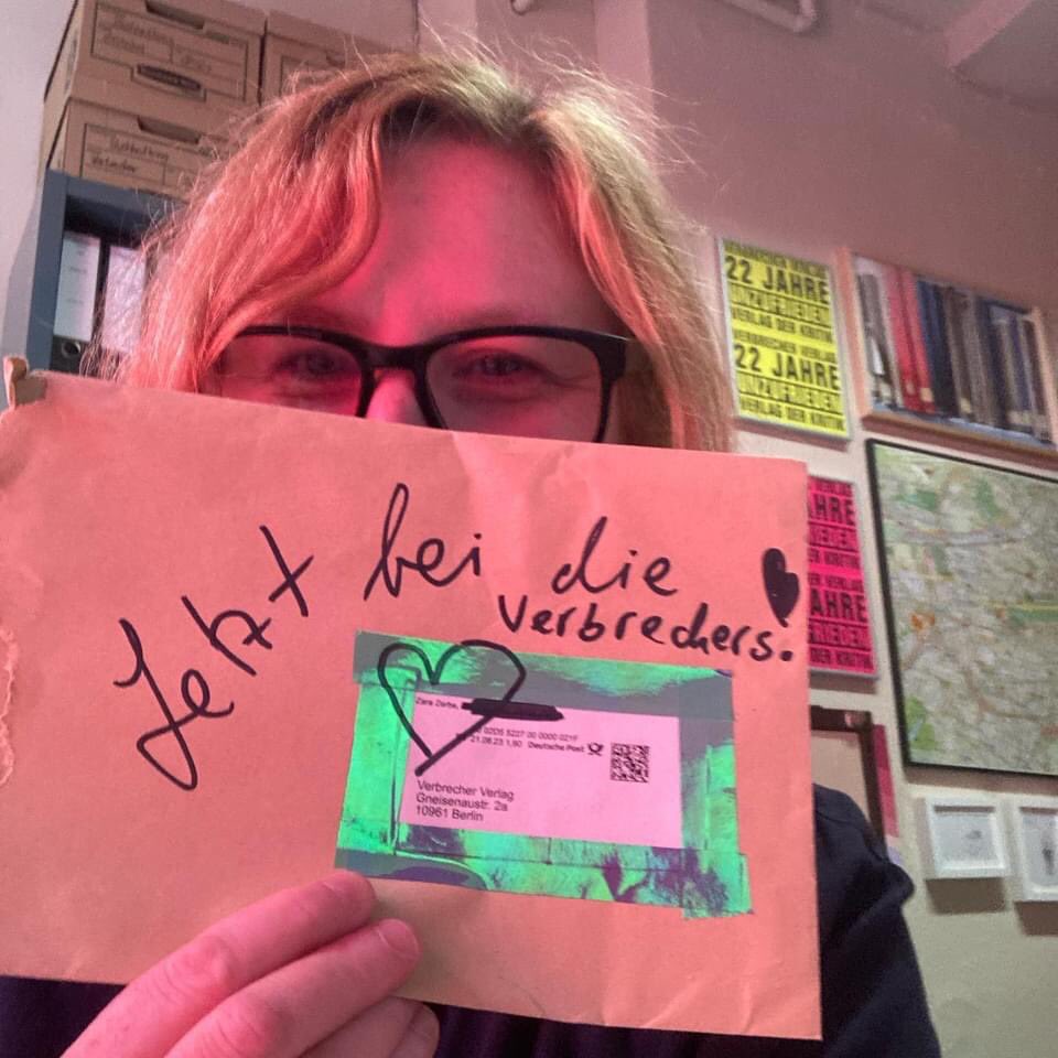 verbrecherei's tweet photo. Ha! Wir haben Zuwachs in der Verlagsfamily. Zara Zerbe / @Ms_Winterbottom debütiert bei uns im Frühjahr 2024. Mit einem Science Fiction-Roman! Ha!
Mehr Zerbe: https://t.co/6MuMqgSUNS
#verbrecherei #verbrecherverlag #zarazerbe #programmvorfreude https://t.co/UGqBdlr9ph