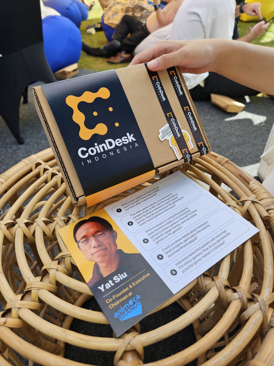 ysiu's tweet photo. Thank you for this wonderful gift .@CoinDesk @coindesk_id which fits nicely with our @TheSandboxGame Metaverse look #voxelart #NFT #Crypto #openmetaverse #LEGO look forward to seeing the interview https://t.co/KsvQzO4met