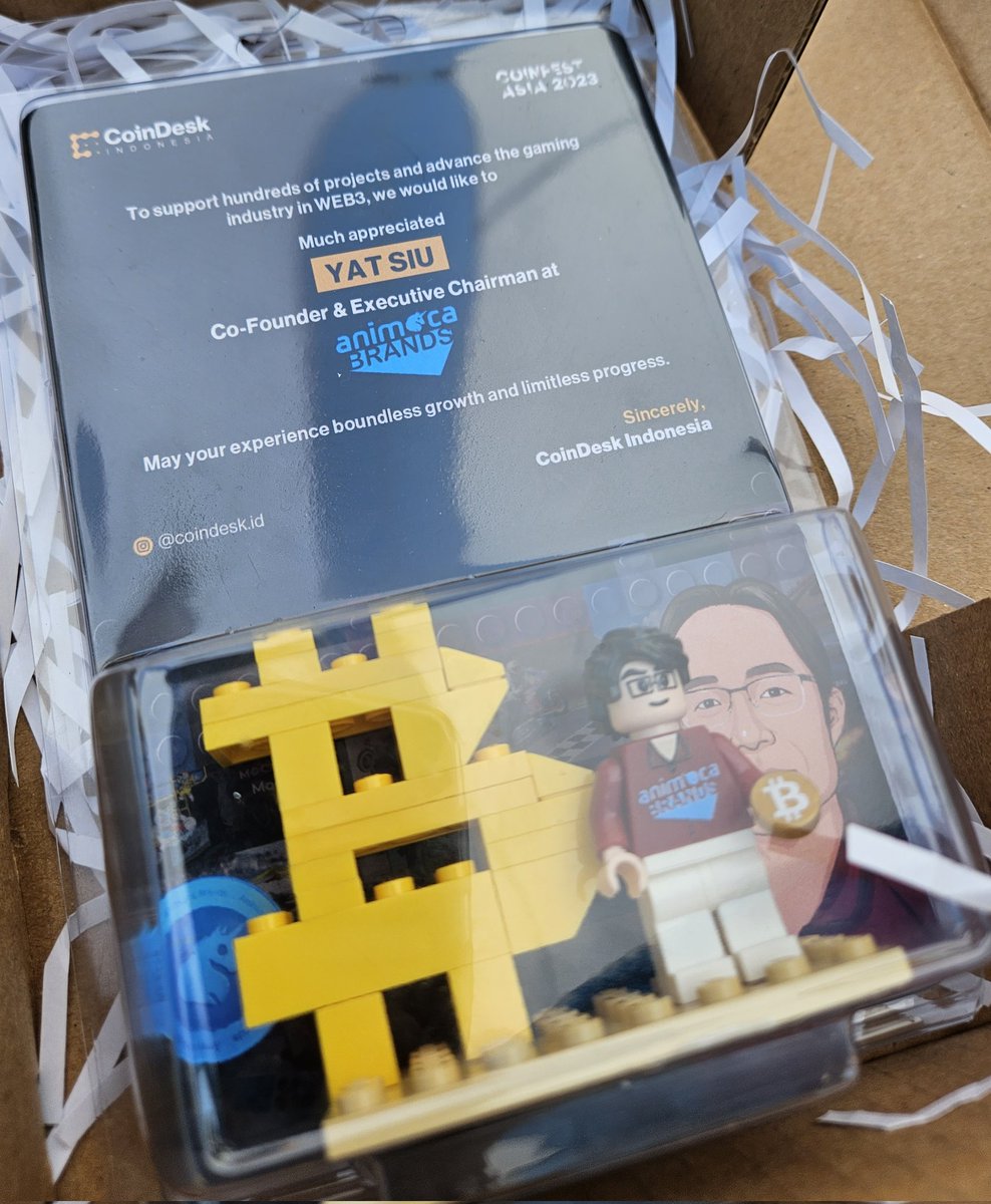 ysiu's tweet photo. Thank you for this wonderful gift .@CoinDesk @coindesk_id which fits nicely with our @TheSandboxGame Metaverse look #voxelart #NFT #Crypto #openmetaverse #LEGO look forward to seeing the interview https://t.co/KsvQzO4met