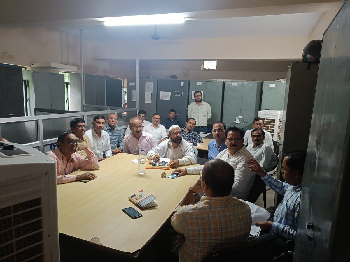 upjhsskd's tweet photo. आज विपरीत मौसम में भी उत्तर प्रदेशीय जूनियर हाई स्कूल (पूर्व माध्यमिक) शिक्षक संघ कानपुर देहात का  प्रतिनिधिमण्डल  माननीय अशोक सिंह राजावत जिलाध्यक्ष के नेतृत्व में वित्त एवं लेखाधिकारी कानपुर देहात से लेखा कार्यालय अकबरपुर माती पहुँच कर भेंट वार्ता की। https://t.co/GqvPn73YUy