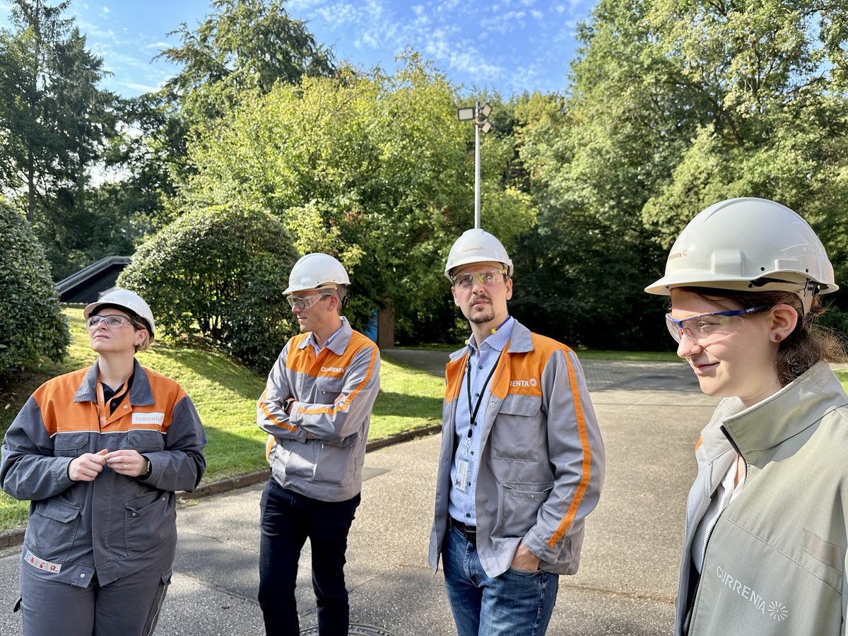 CURRENTA's tweet photo. Gestern #Schülerin, heute #Führungskraft! Die Gymnasiastin Lydia hat für einen Tag den Job von Christian Czauderna, Business Unit Leiter 'Circularity', übernommen. #ChemCologne macht’s mit der Schüler*innenaktion #Meine Position ist spitze“ möglich.
#TeamCURRENTA #mehralsChemie #meinePositionistspitze #ChemCologne #Aktion #Leverkusen #CHEMPARK