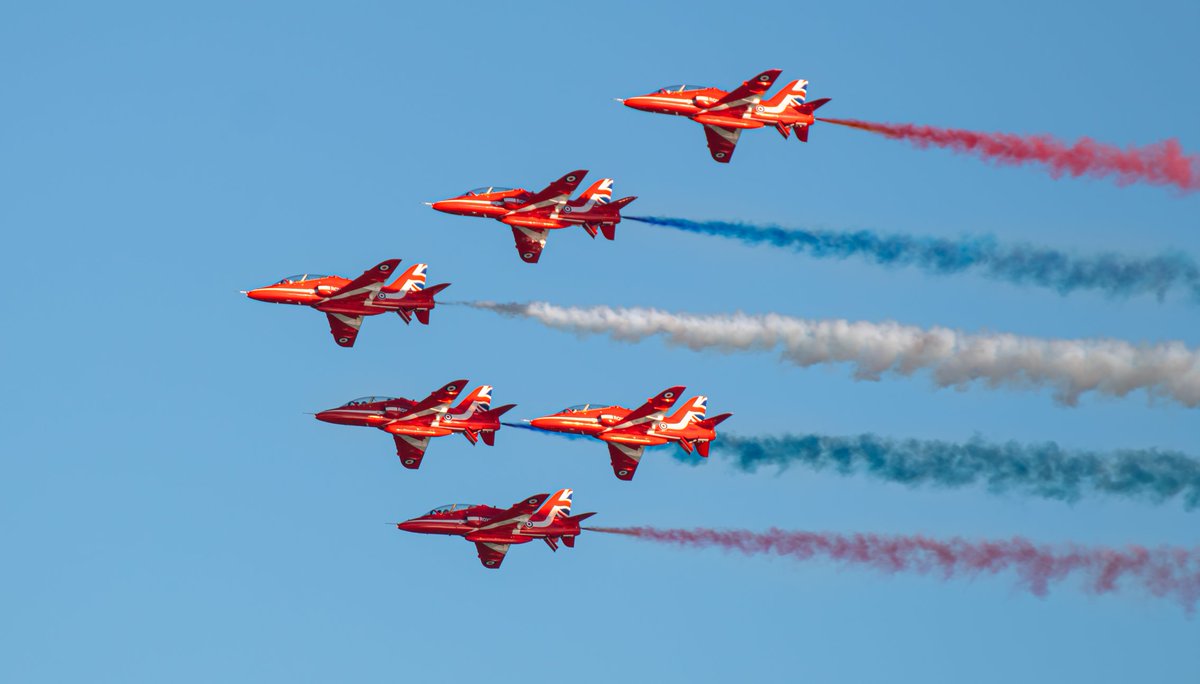 SP61Photography's tweet photo. Red Arrows over Eastbourne from the weekend. Incredible skills on display and lots of fun capturing them in action

#redarrows #aviationphotography #eastbourneairshow https://t.co/TwoAQKmlrv