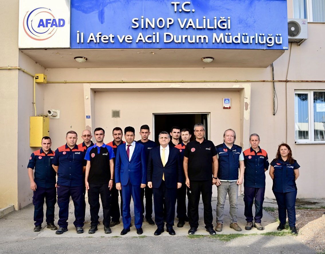 TCSinopValiligi's tweet photo. Valimiz Sayın Dr. @mustafaozarslnn, 

📍 İl Afet ve Acil Durum Müdürlüğü’nü ziyaret etti.

Sayın Valimiz, İl Afet ve Acil Durum Müdürü Sayın Ümit Ünal’dan il genelinde yürütülen faaliyetler hakkında brifing aldı. https://t.co/UZkpVTNw2j