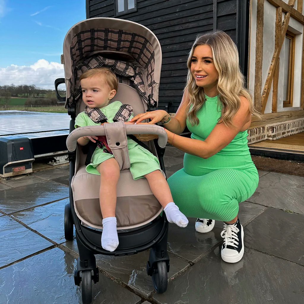 It's FINALLY here - Dani Dyer's NEW Taupe Plaid MB30! 😍 

NOW IN STOCK, you won't want to miss out on this👇🏽: 
mybabiie.com/collections/mb…

#mybabiie #danidyer #taupe #plaid #mb30 #pushchair #mumlife #parenting #modern #stylish #neutral #unisex #celebmum
