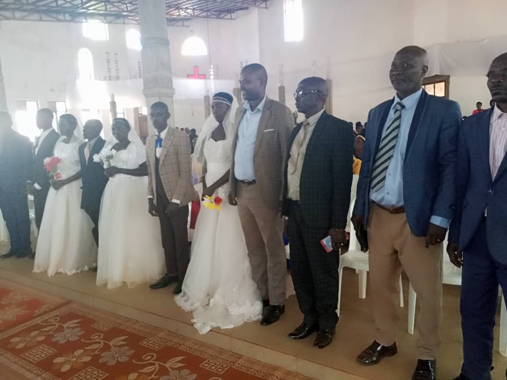 SectorMururu's tweet image. Uyumunsi kuwa 24/08/2023 muri @SectorMururu, @RusiziDistrict k'ubufatanye na #ADEPR Paroisse Kamembe na Compassion international imiryango 22 yabanaga muburyo butemewe n'amategeko yashyingiwe imbere y'Amategeko n' imbere y' Imana. 
@RwandaLocalGov @RwandaWest @HabitegekoFran1