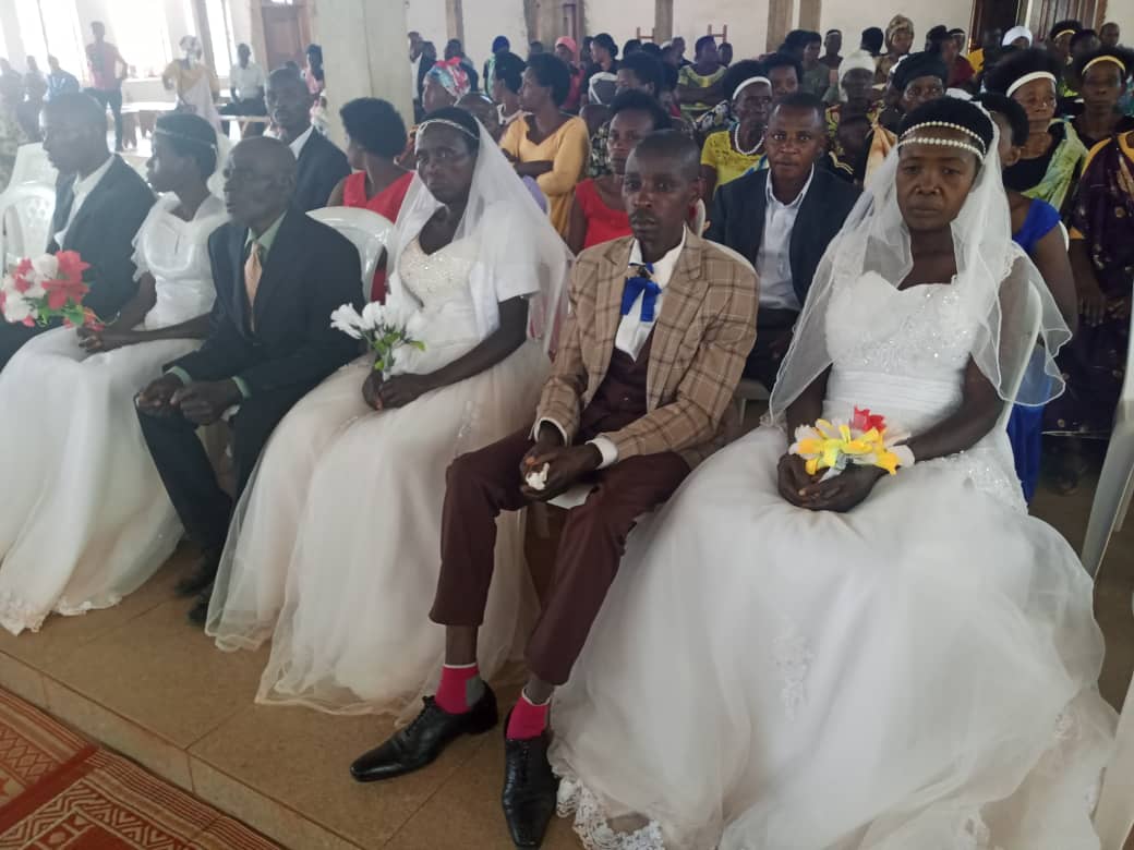 SectorMururu's tweet image. Uyumunsi kuwa 24/08/2023 muri @SectorMururu, @RusiziDistrict k'ubufatanye na #ADEPR Paroisse Kamembe na Compassion international imiryango 22 yabanaga muburyo butemewe n'amategeko yashyingiwe imbere y'Amategeko n' imbere y' Imana. 
@RwandaLocalGov @RwandaWest @HabitegekoFran1